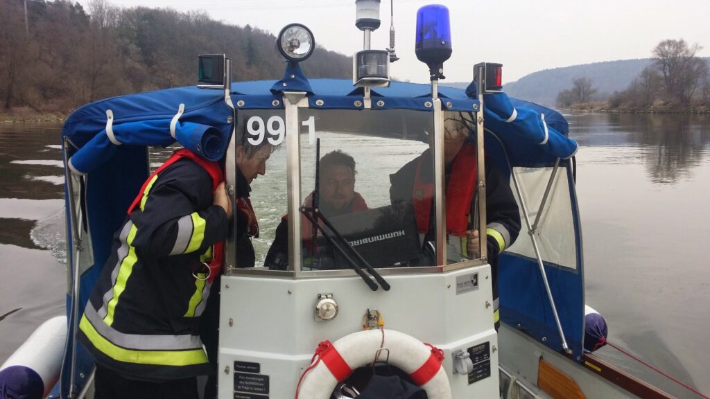 Feuerwehrboot mit Einsatzkräften auf dem Wasser