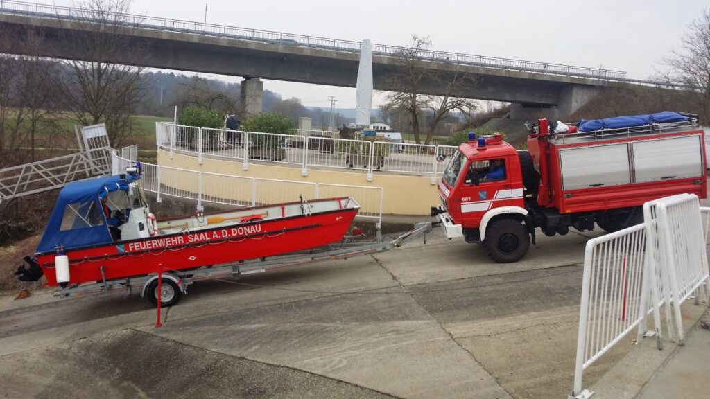 Feuerwehrfahrzeug mit Boot an einer Slipanlage