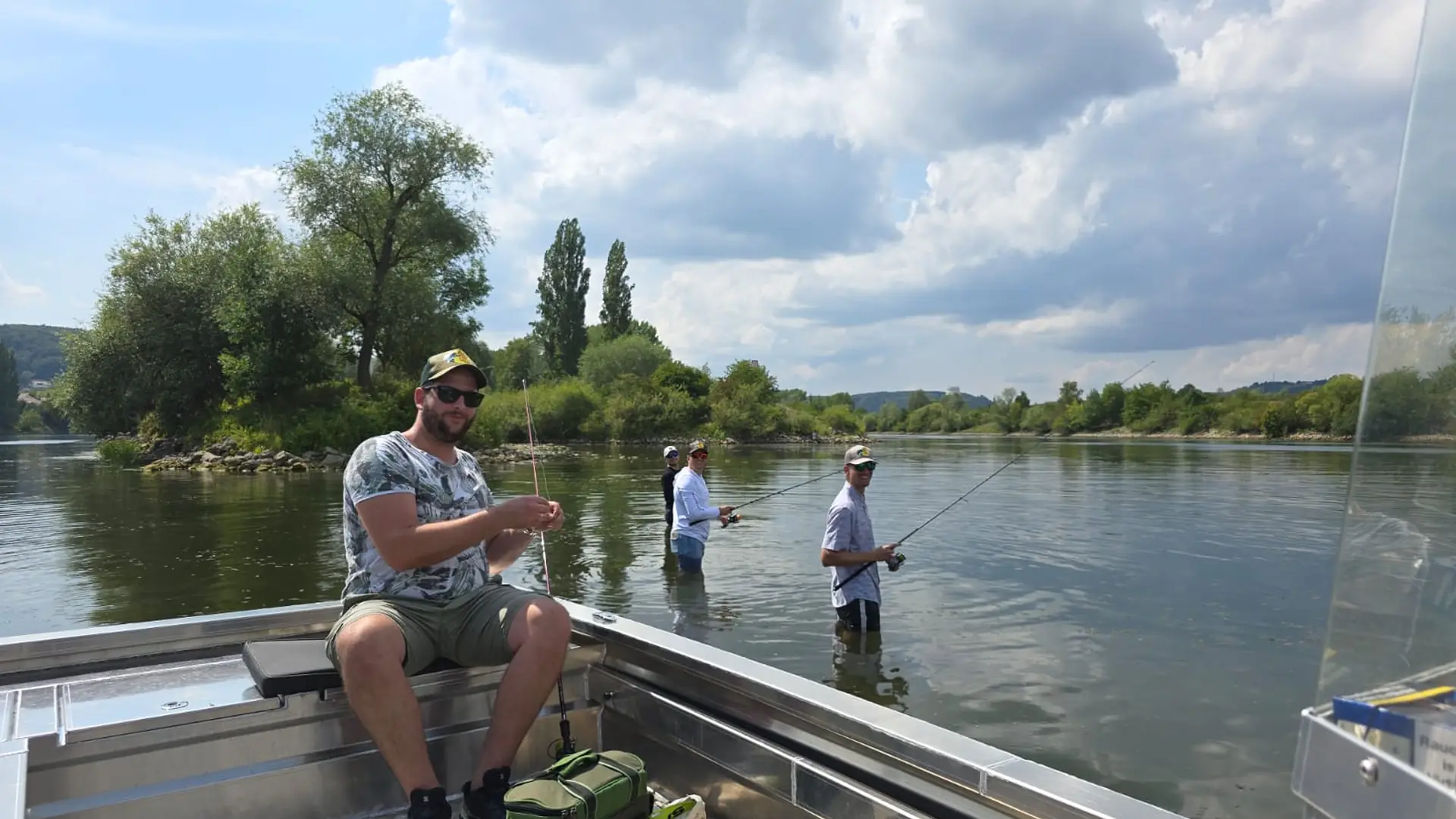 Angler auf der Donau, aufgenommen vom Guidingboot von Waller Fishing Tours